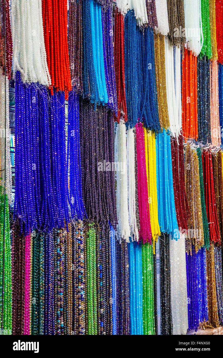 Des chaînes de perles scintillantes dans le souk de Khan el-Khalili au Caire. Banque D'Images