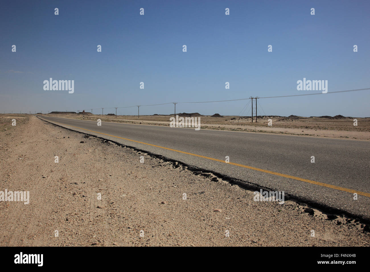 Route solitaire à travers le quart vide, ar-Rub Al Khali, 'Oman' Banque D'Images