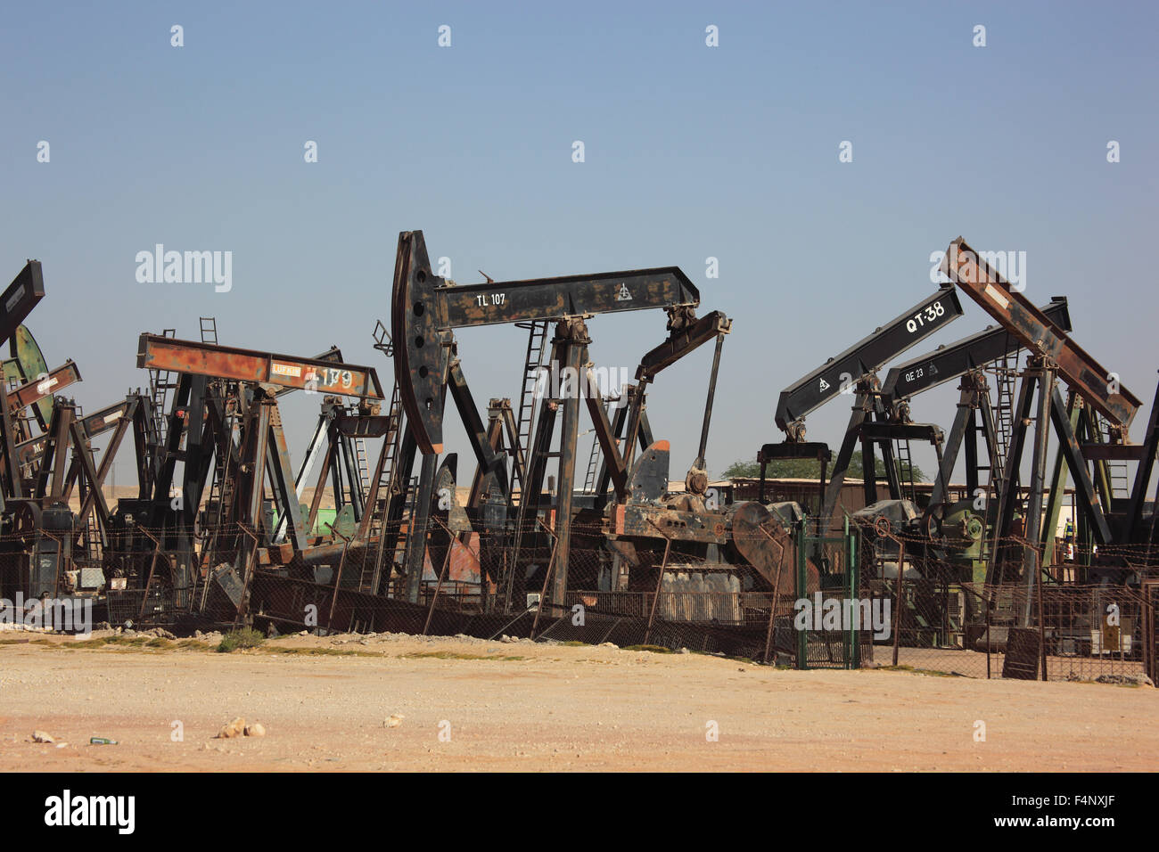 Camp avec les pompes à huile à la retraite avec Marmul, Oman Banque D'Images