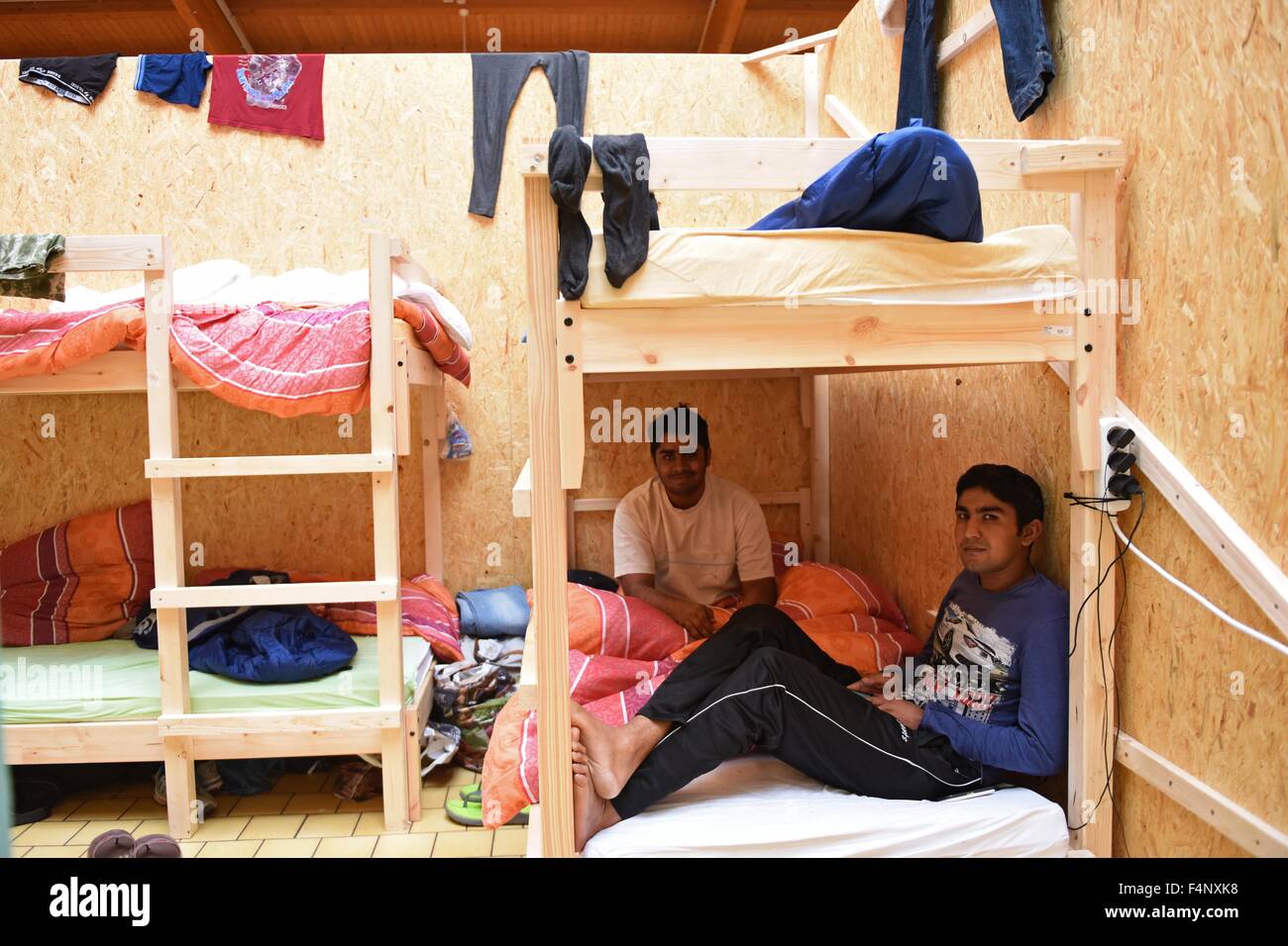 Réfugiés pakistanais s'asseoir sur un lit superposé dans le premier accueil  des réfugiés centre à Lohfelden, Allemagne, 21 octobre 2015. Le centre a  été en service dans un ancien centre de jardin