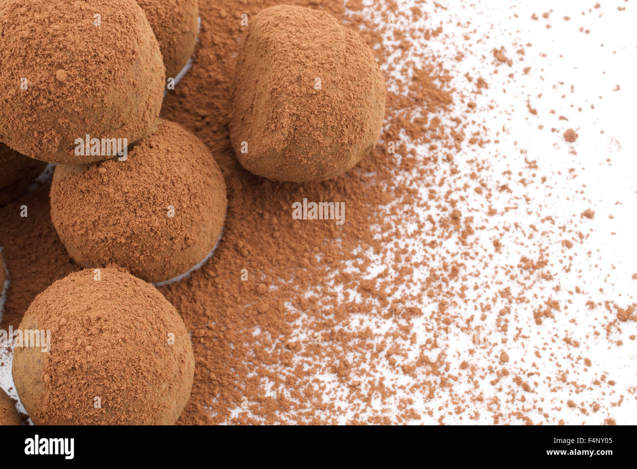 Truffes au chocolat enrobées de poudre de cacao sur fond blanc Banque D'Images