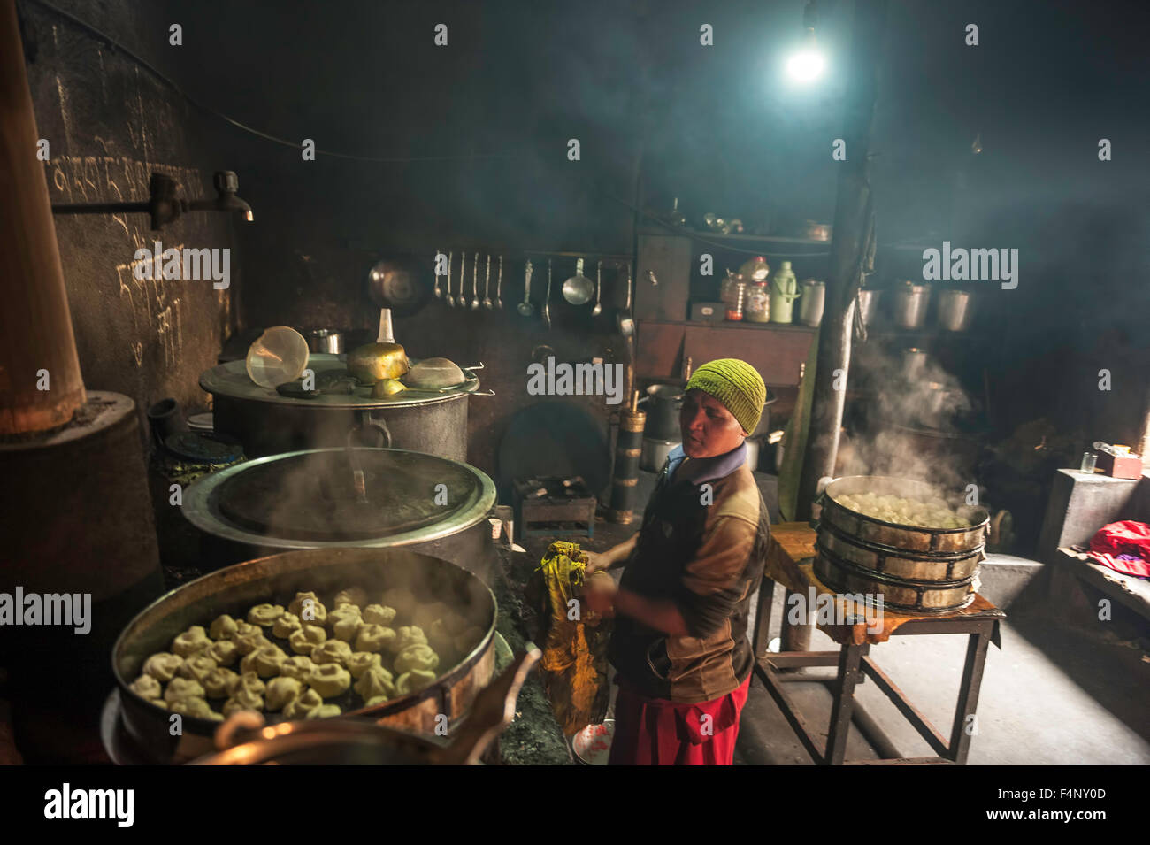 Monk est la préparation des aliments dans la cuisine tibétaine Banque D'Images