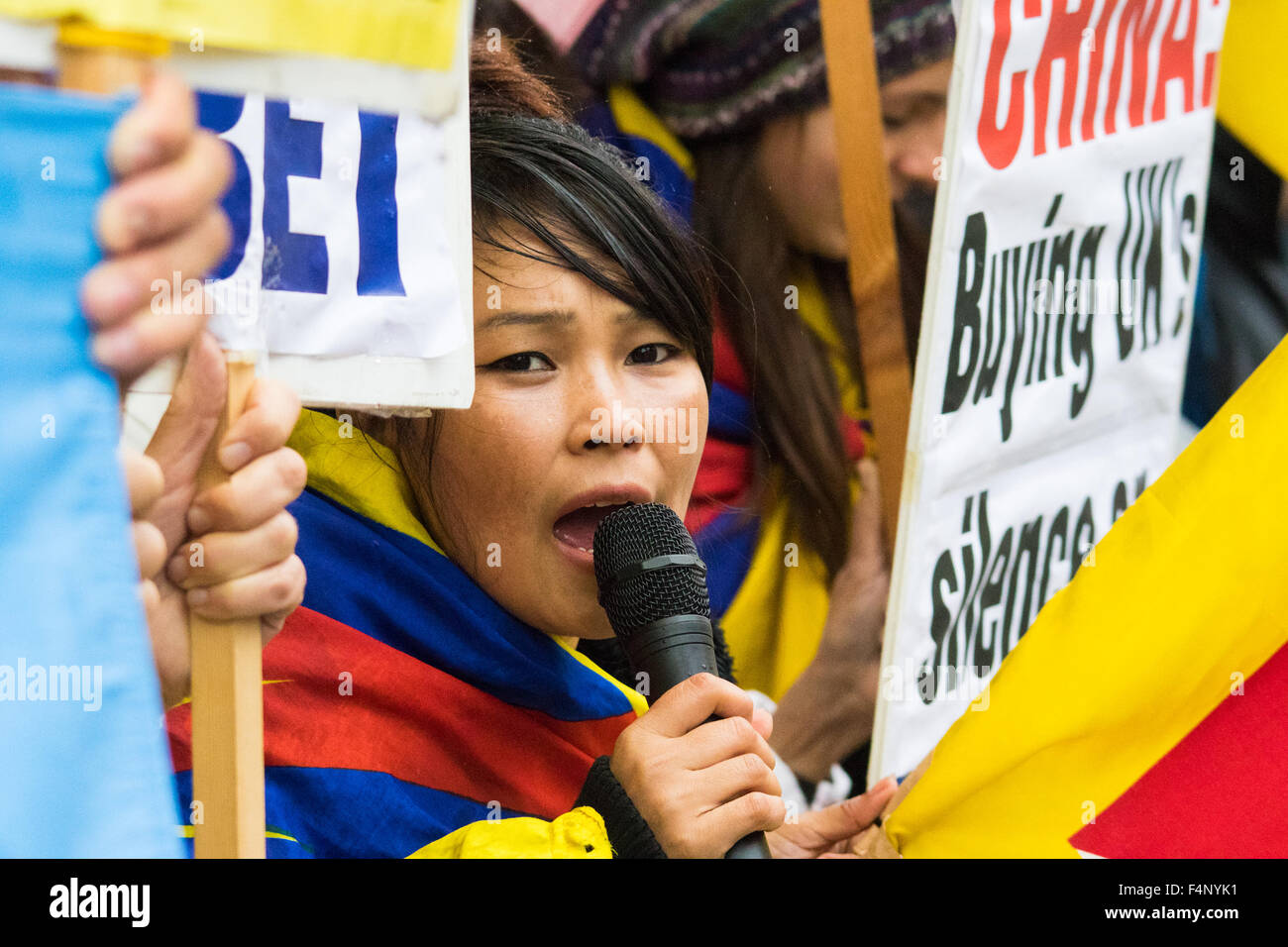 Whitehall, Londres, 21 octobre 2015. Des centaines de partisans chinois brandissant des banderoles et portant des 'J'aime la Chine" T-shirts apparemment fourni par l'ambassade de Chine, le visage de l'homme, Falun gong tibétain et protestataires alors qu'ils attendaient l'arrivée à Downing Street du président Xi 43. Crédit : Paul Davey/Alamy Live News Banque D'Images