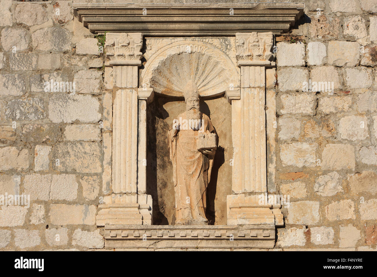 Statue de Saint Blaise sur la porte d'entrée menant à King's Landing à Dubrovnik, Croatie Banque D'Images