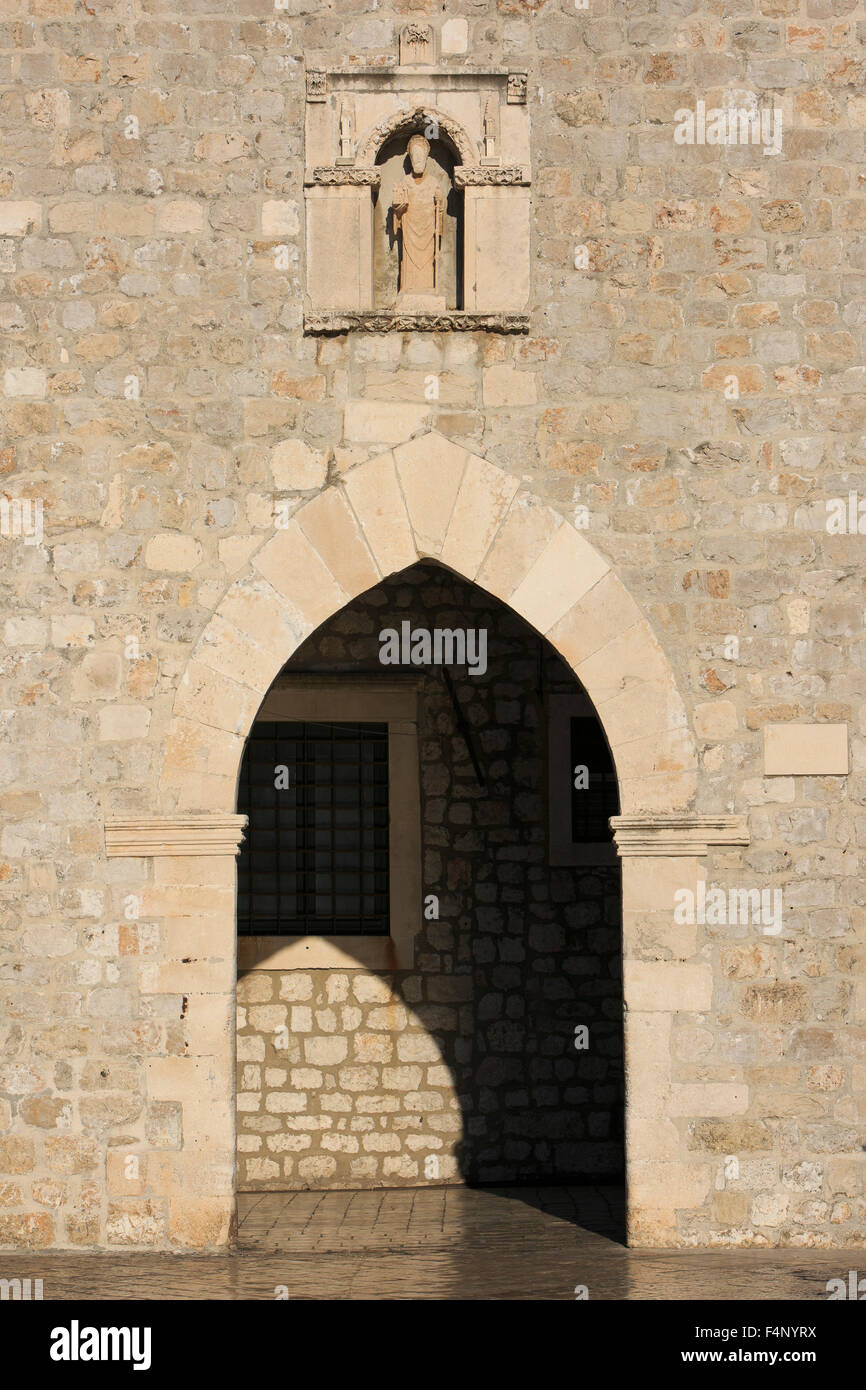 Statue de Saint Blaise sur la porte d'entrée menant à King's Landing à Dubrovnik, Croatie Banque D'Images