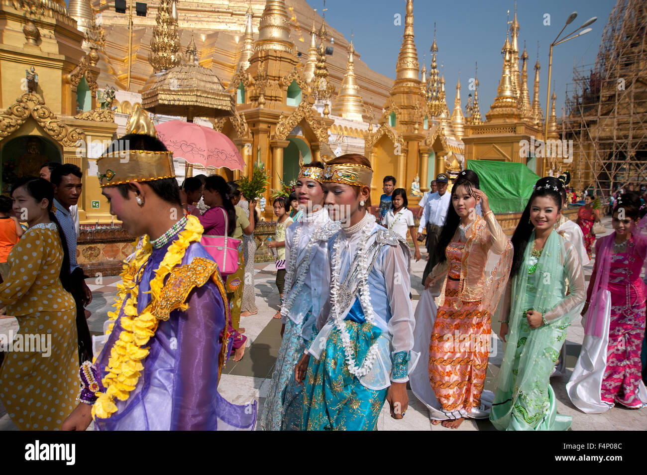 Les familles birmanes habillés en costume de cérémonie scintillante la foule en allées de la pagode Shwedagon à Yangon Myanmar Banque D'Images