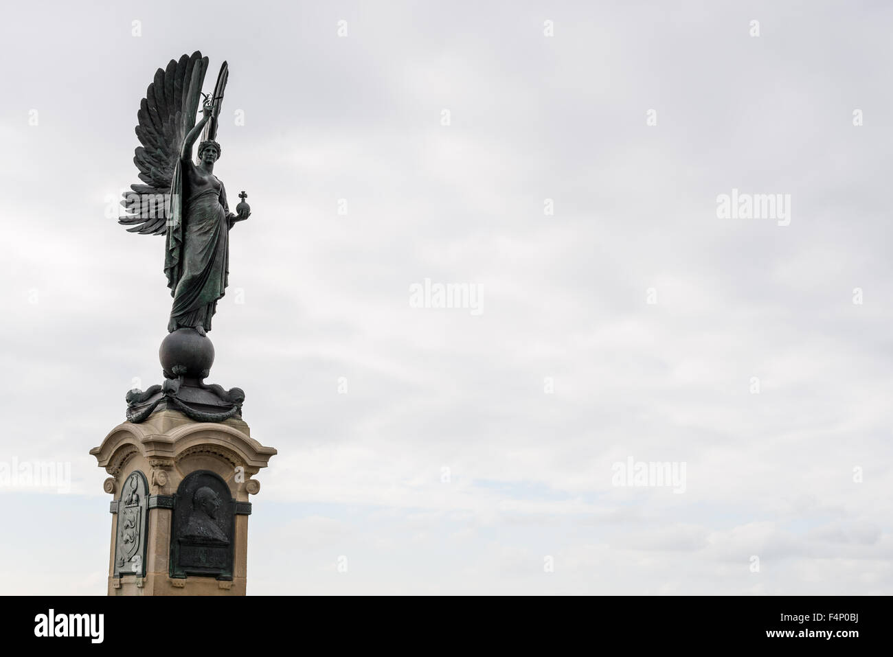 Statue de la paix dans la région de Hove contre un ciel couvert. La statue est adjacente à la frontière entre Brighton et Hove. Banque D'Images