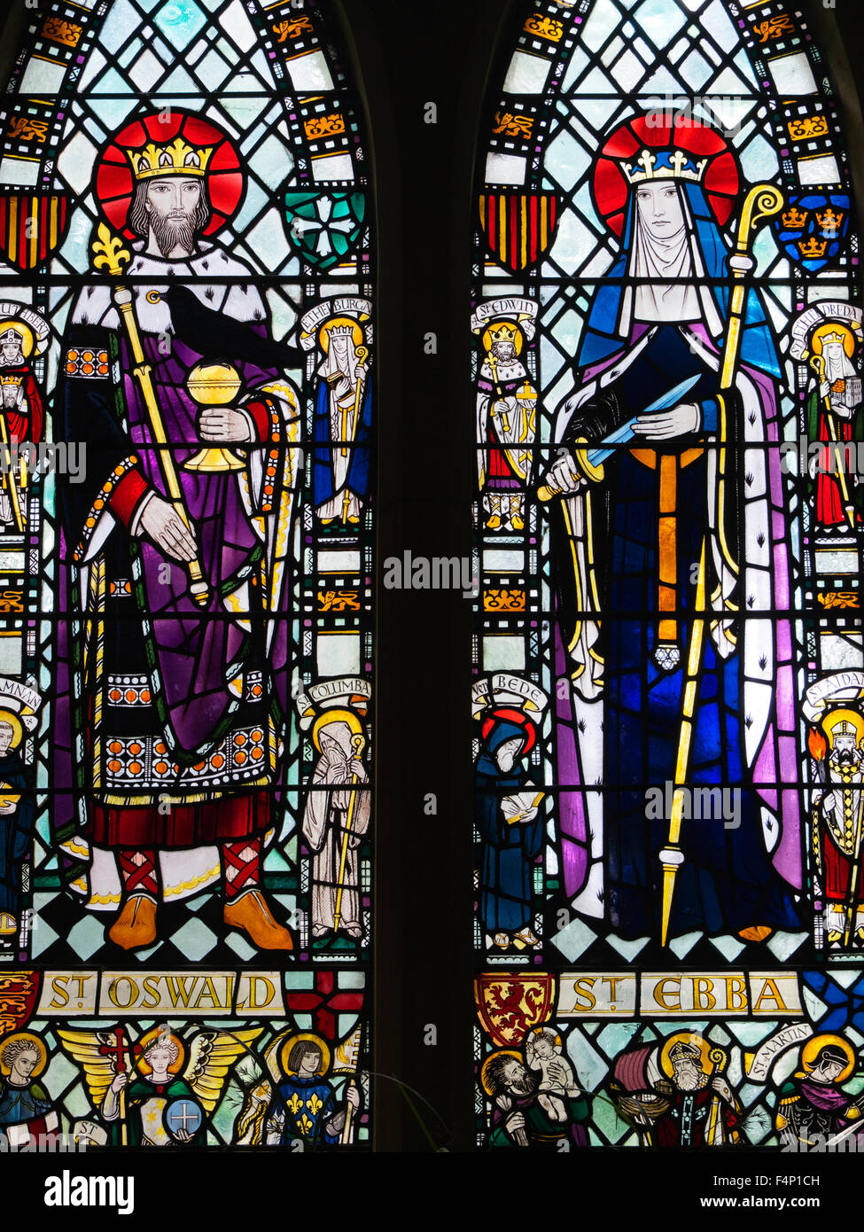 St Oswald et St Ebba Détail Vitrail à St Ebbas Eglise en Angleterre Northumberland Beadnell Banque D'Images