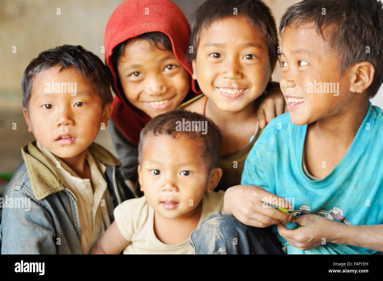 Le Nagaland, Inde - Mars 2012 : Groupe d'enfants heureux au Nagaland, région reculée de l'Inde. Rédaction documentaire. Banque D'Images