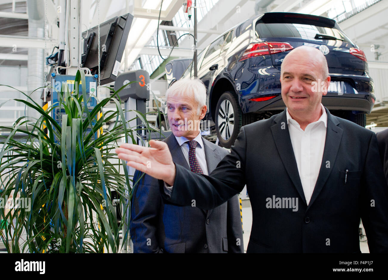 Wolfsburg, Allemagne. 21 Oct, 2015. Matthias Mueller, directeur général de Volkswagen AG (L) et Bernd Osterloh, président du comité d'entreprise de Volkswagen, se tenir à une ligne de montage de la Golf VII au cours d'une visite de l'usine Volkswagen de Wolfsburg, Allemagne, 21 octobre 2015. Photo : JULIAN STRATENSCHULTE/dpa/Alamy Live News Banque D'Images