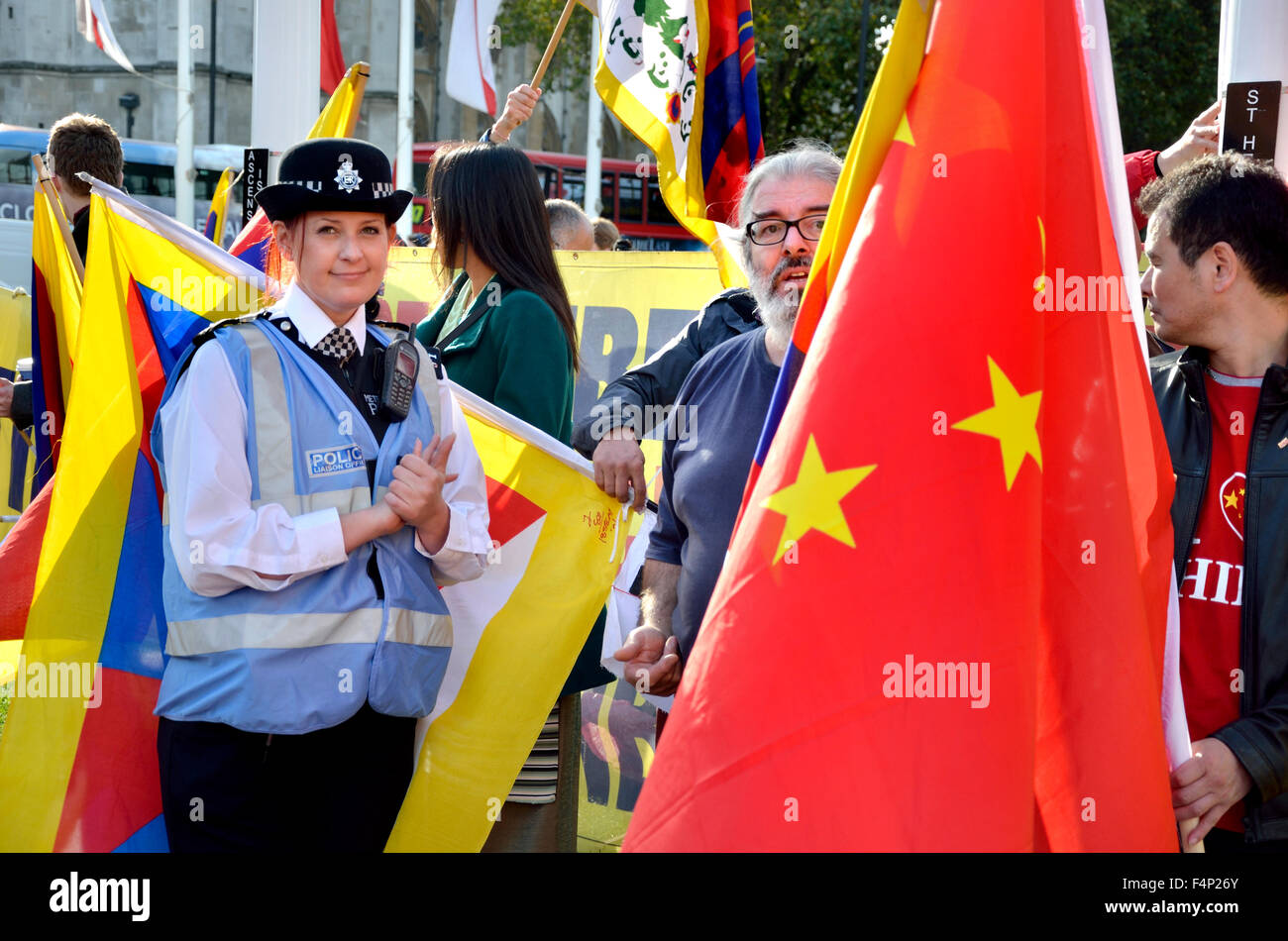 Londres. Agent de liaison de la police travaillant avec les manifestants à la place du Parlement pendant le président chinois Xi Jinping, 2015 Banque D'Images