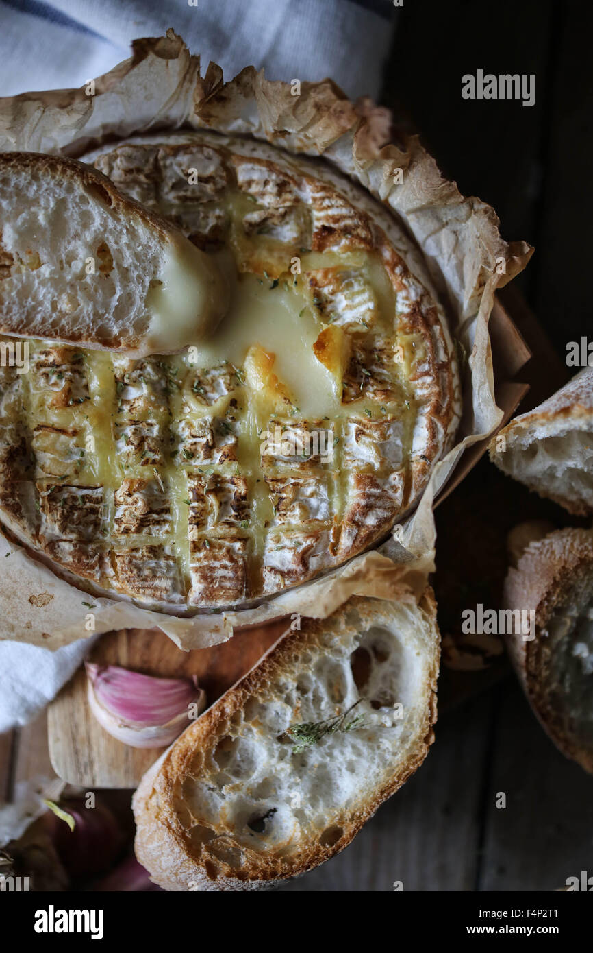 Fromage Coulommiers cuits au four Photo Stock - Alamy
