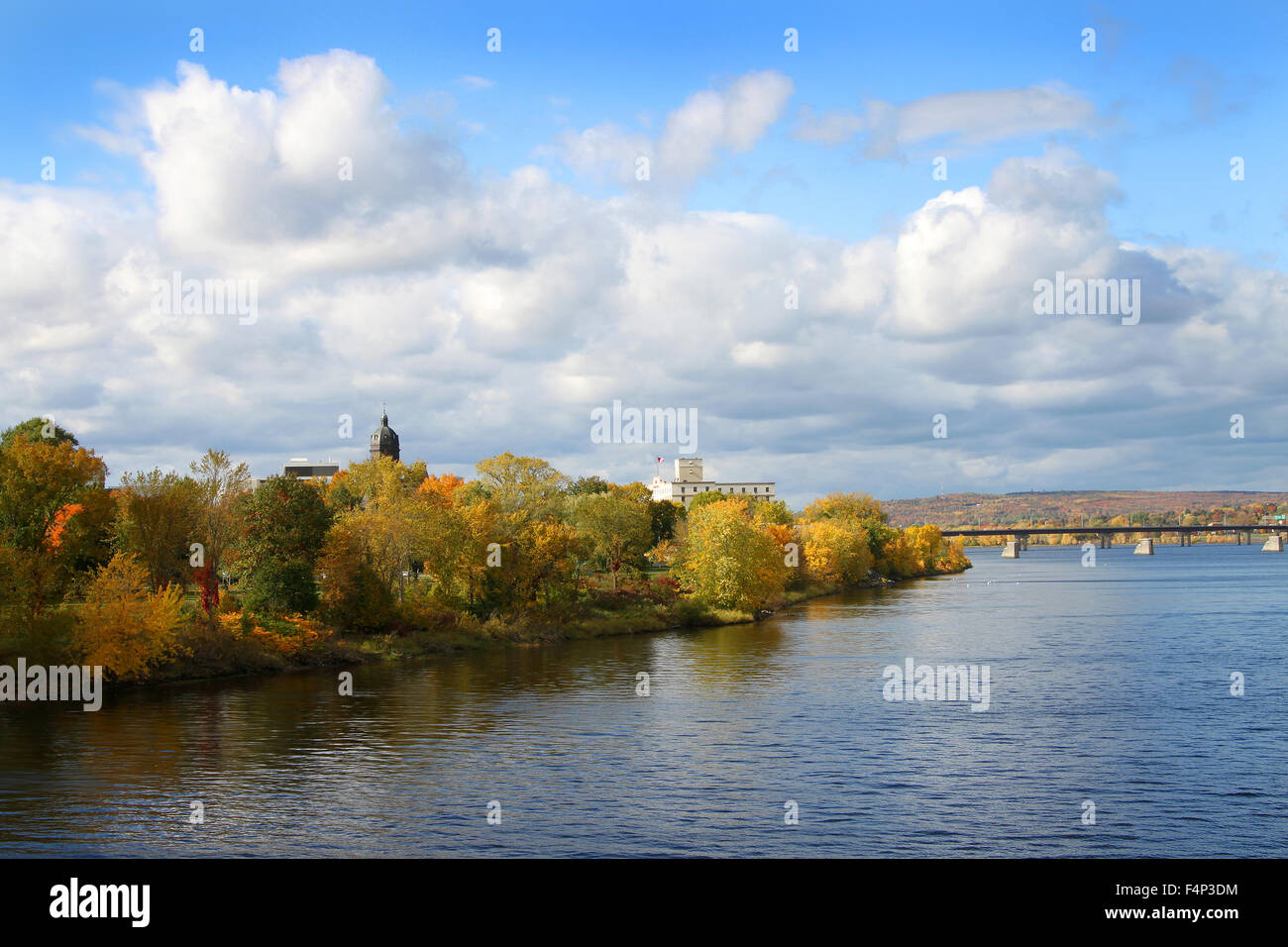 Vue de la rivière Saint-Jean à Fredericton, Nouveau-Brunswick, Canada montrant bridge et feuillage d'automne Banque D'Images