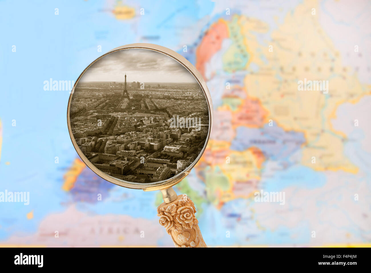 À la recherche sur le paysage en de Paris, Francis montrant la tour Eiffel avec carte de l'Europe trouble dans l'arrière-plan Banque D'Images