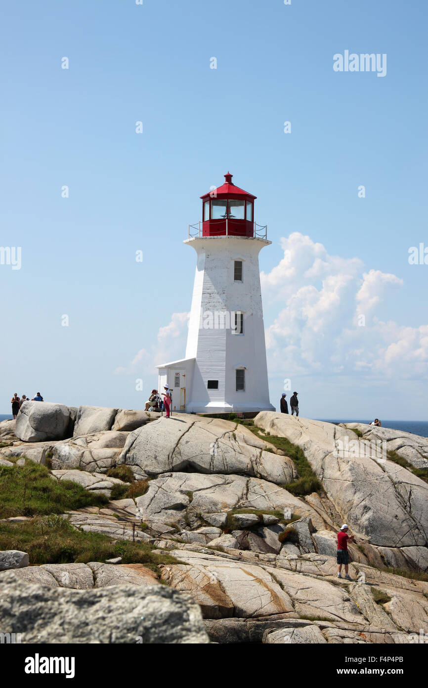 6 août 2014, Peggy's Cove, Nouvelle-Écosse : ZM001 les rochers devant le phare de Peggy's Cove, touristiques Nov Banque D'Images