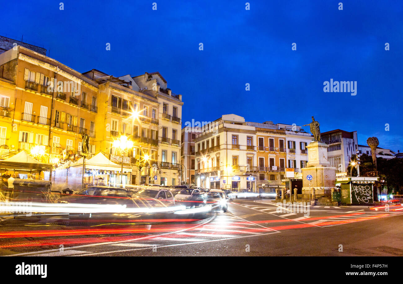 Piazza Jenné dans la nuit avec circulation Cagliari Sardaigne Italie Banque D'Images