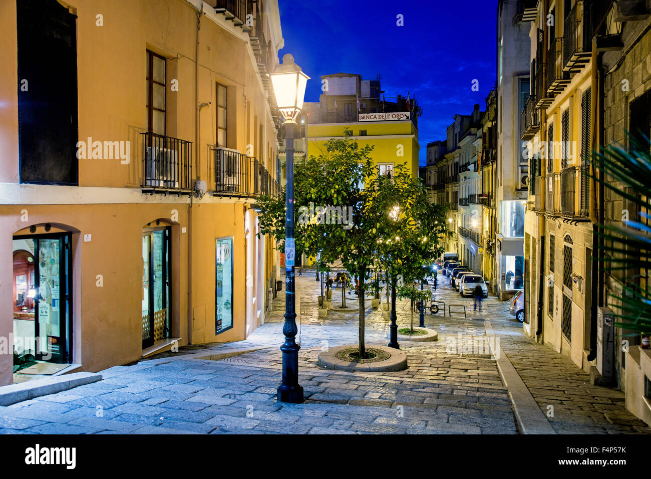 Rue traditionnelle de nuit à Cagliari Sardaigne Italie Banque D'Images