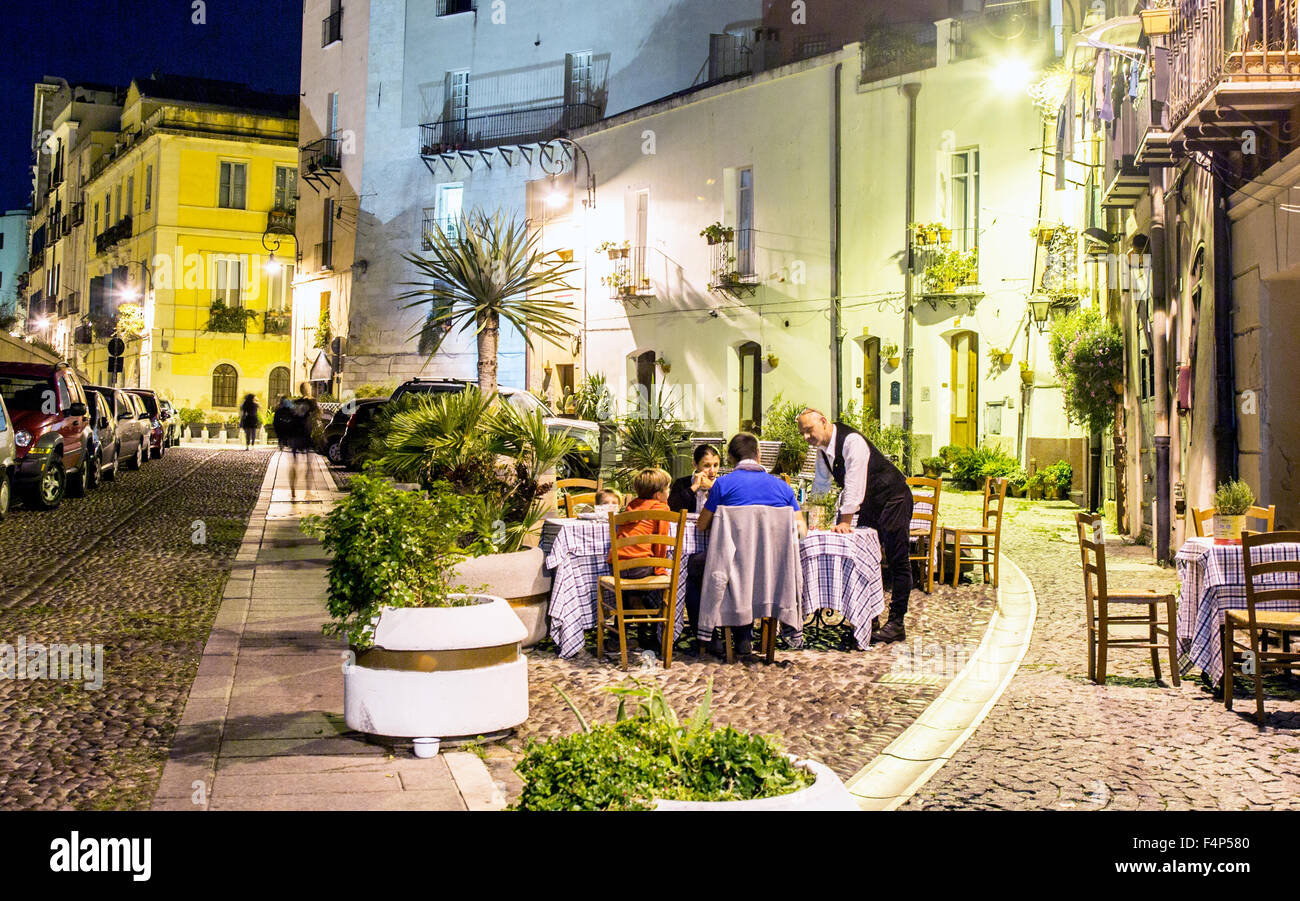Les gens assis dans un café dans l'ancienne ville de Cagliari Sardaigne Italie Banque D'Images