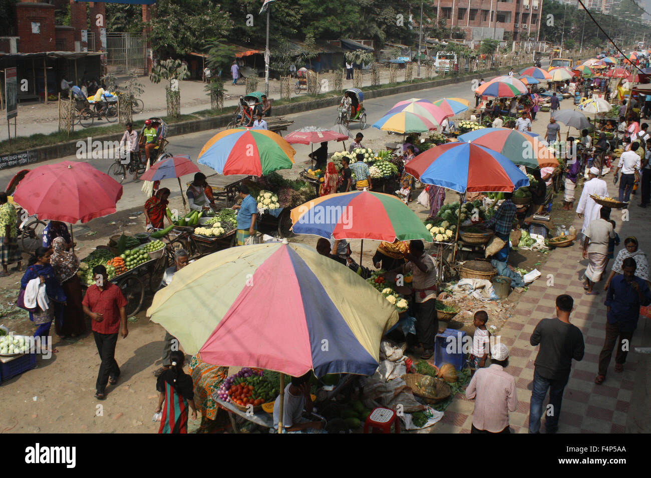 Les trottoirs de l'animation de zones à Mirpur dans la ville de Dhaka restent occupés par vendeur vente de vêtements, fruits, légumes et autres Banque D'Images