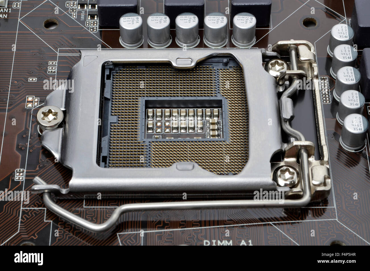 Processeur Intel LGA1155 socket sur une carte mère ASUS. Banque D'Images