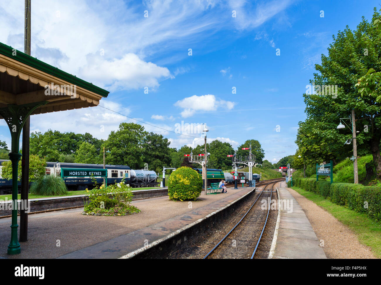 Horsted Keynes Railway Station sur la ligne de chemin de fer Bluebell, restauré dans les années 1930 période, Horsted Keynes, West Sussex, England, UK Banque D'Images