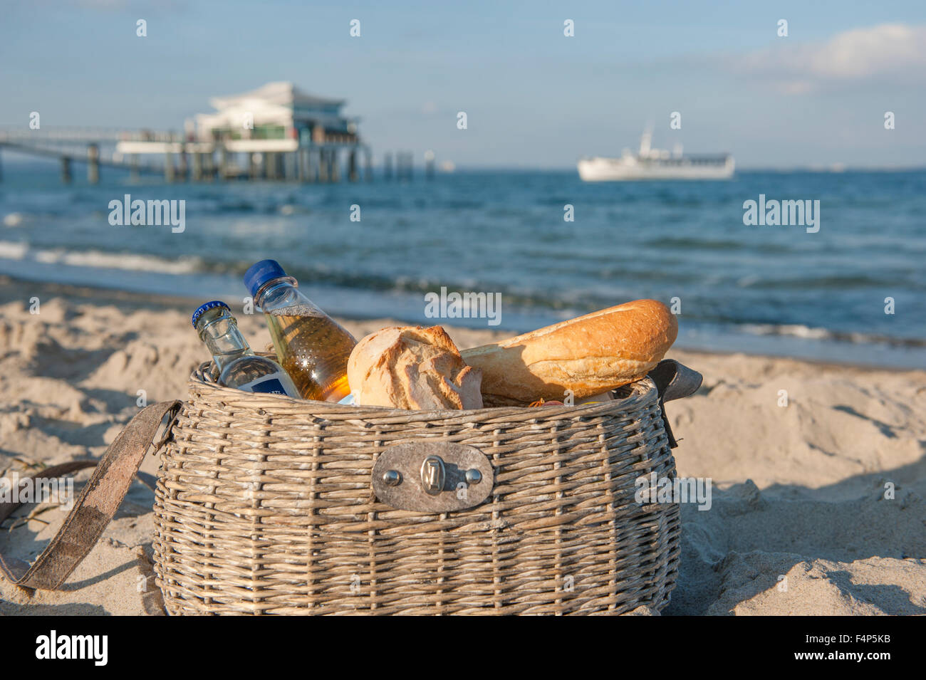 Panier pique-nique rempli à la plage de Timmendorfer Strand, mer Baltique, l'Allemagne du Nord Banque D'Images