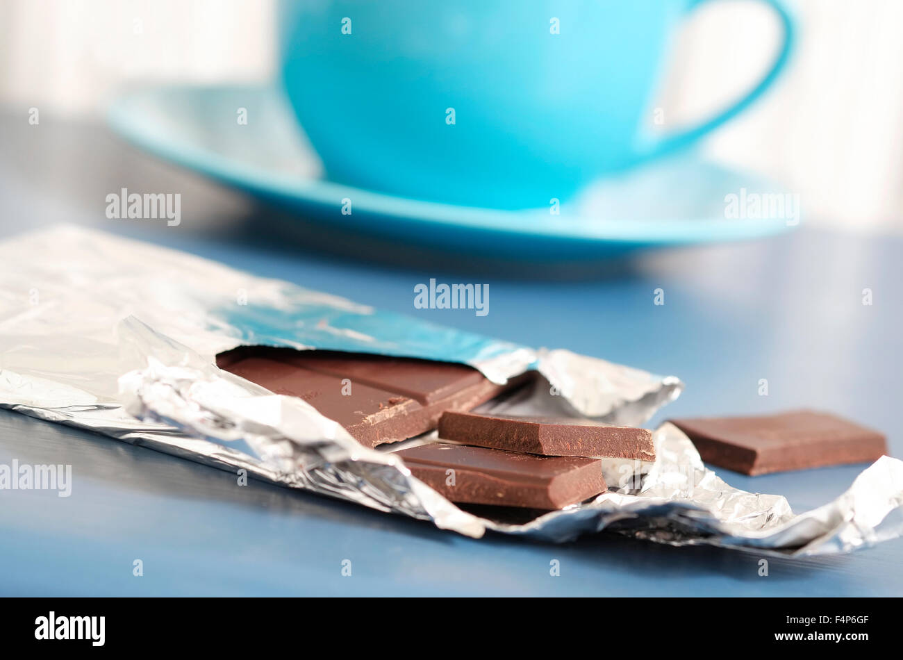 Bar de chocolat noir sur bleu table top Banque D'Images