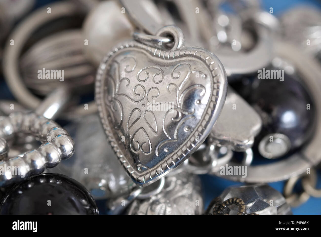 Petit médaillon en forme de coeur en argent bracelet sur Banque D'Images