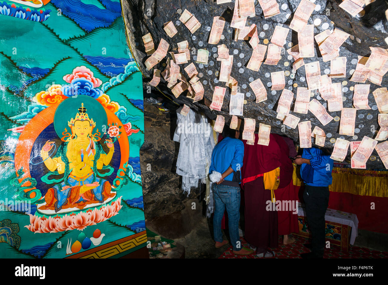 Les pèlerins sont offrant de l'argent à gotsang cave en collant à la roche Banque D'Images