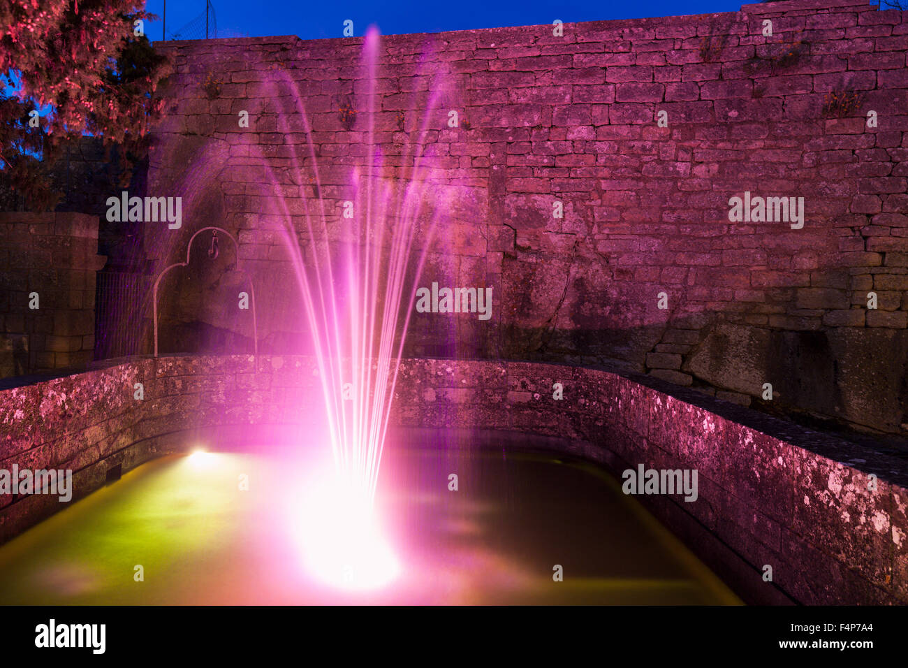 Fontaine rose dans le centre de Saint-Marin Banque D'Images
