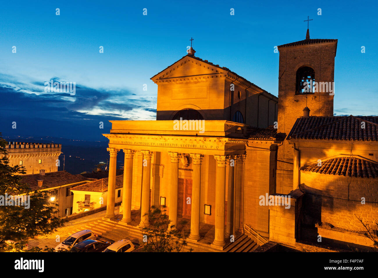 Basilica di San Marino San Marino au coucher du soleil. Banque D'Images