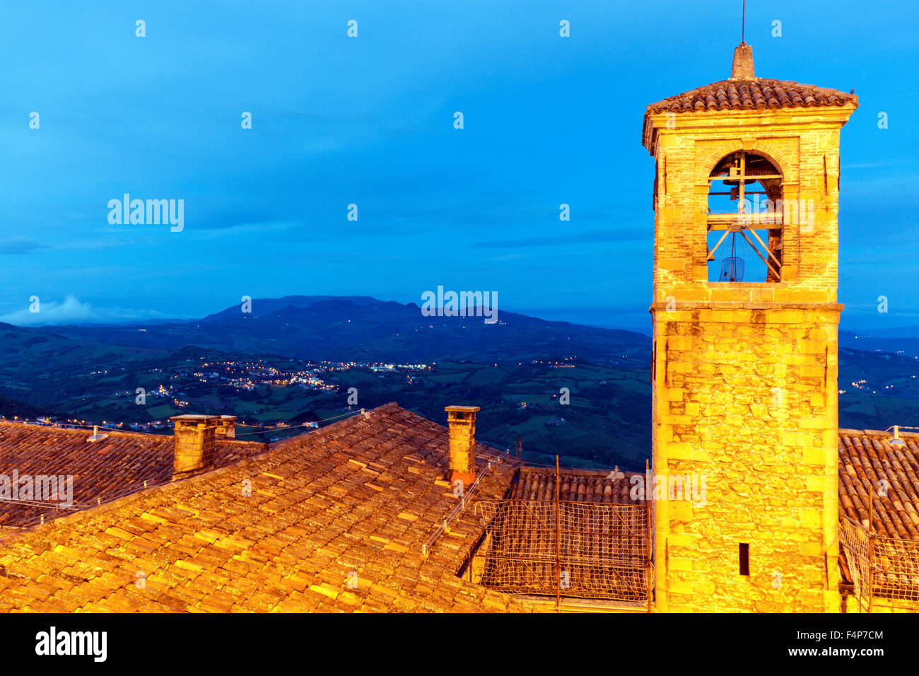 Architecture de Saint-Marin au crépuscule. San Marino. Banque D'Images