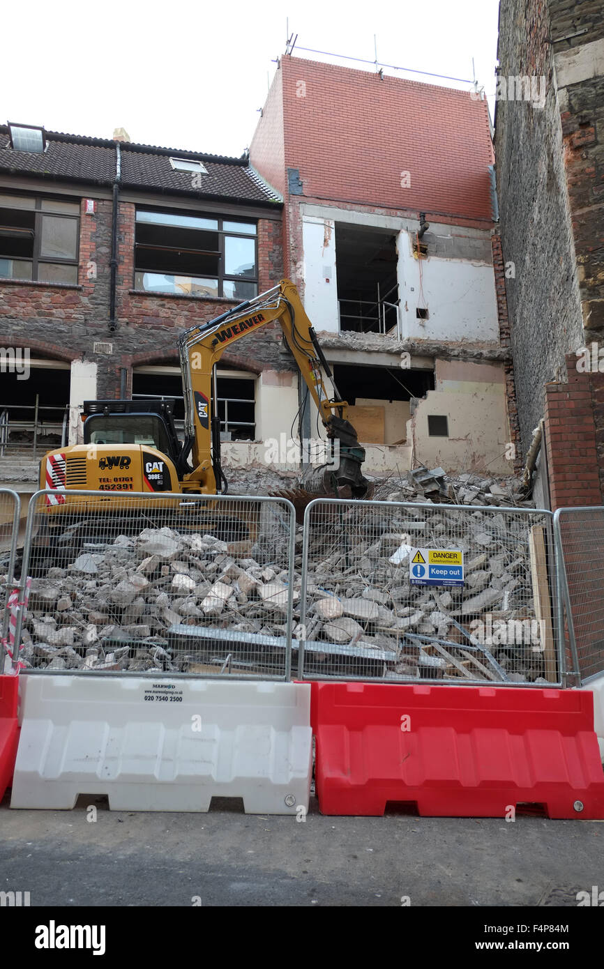 Petite pelle rétro 360 machine travaillant sur la démolition en centre-ville de Bristol. Octobre 2015 Banque D'Images