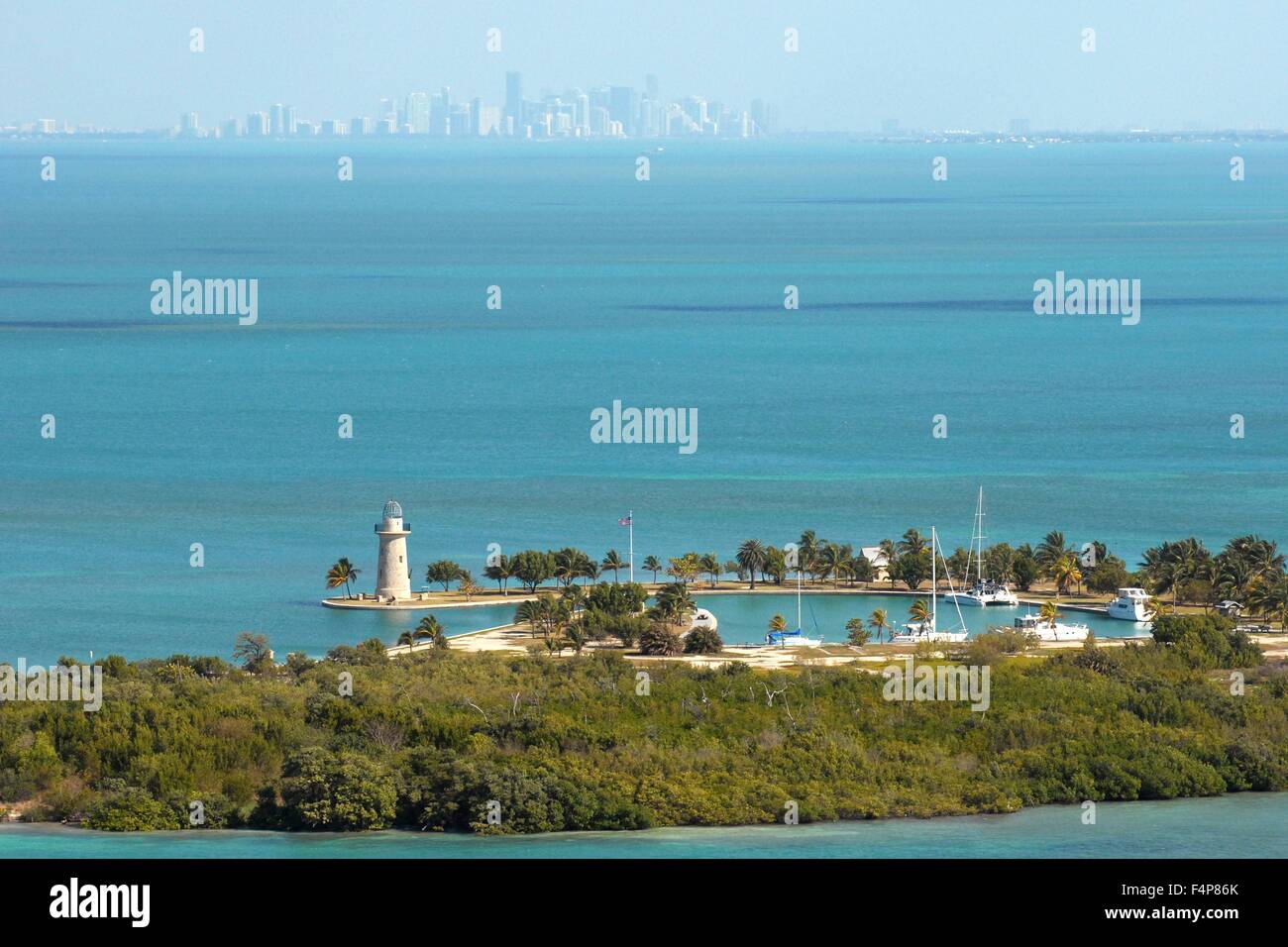 Vue aérienne de la baie de Biscayne National Park avec l'horizon de Miami, Floride. Banque D'Images