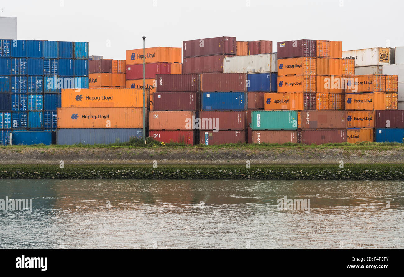 Conteneurs sur un jour nuageux à l'Europort Rotterdam, le plus grand port du terminal à conteneurs Banque D'Images