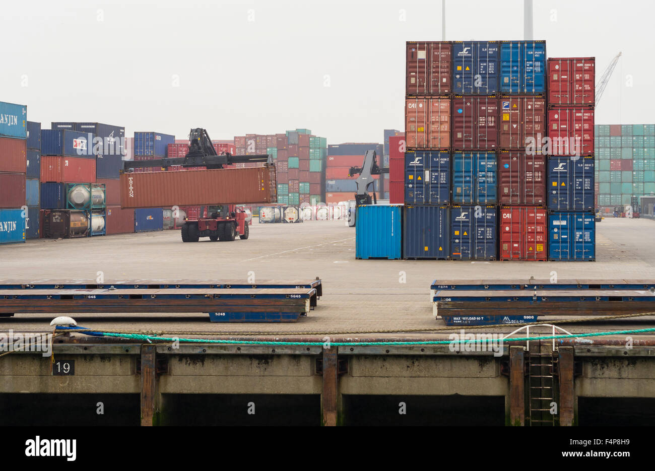 Un déplacement du chariot élévateur conteneurs sur un jour nuageux à l'Europort Rotterdam, le plus grand terminal à conteneurs du port. Banque D'Images
