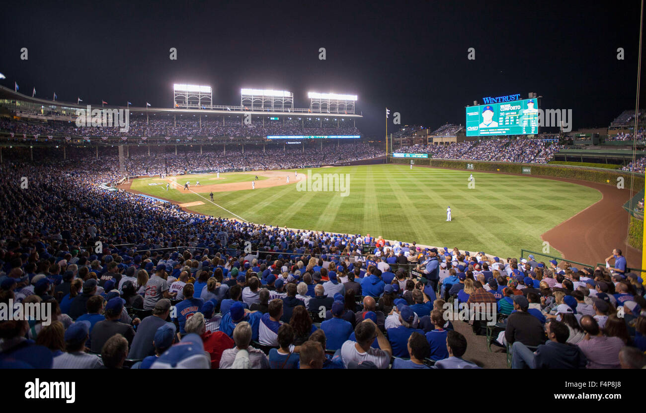 Chicago, Illinois, USA. 20 Oct, 2015. - Une vue générale de Wrigley Field pendant la partie 3 de la Ligue nationale de baseball de ligue majeure de la série de championnat match entre les Mets de New York et les Cubs de Chicago au Wrigley Field de Chicago, IL. © csm/Alamy Live News Banque D'Images