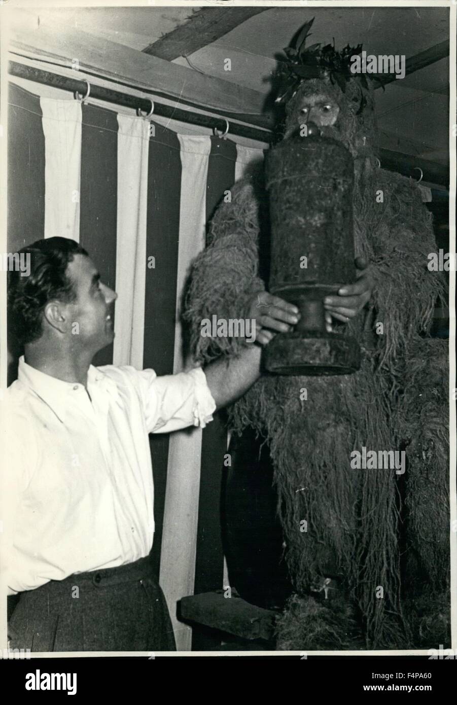 1965 - Les photos montrent le hommes sauvages pendant leur performance qui a eu lieu une fois de plus, après un délai de 13 ans. Nous avons un regard derrière le ''Stage'' de la nature les hommes lorsqu'ils sont habiller l'autre. Ils sont naturellement très soif et leur consommation sont hors de la traditionnelle grande ''damper'' dans leur cacher qu'ils sont terrifiants les jeunes filles. Au cours de leur danse qu'elles sont faites de branches buvant des guirlandes de sapins. Tony Bruchester et Sepp Weller, deux célèbres cavaliers-allemande de ski, sont les gardiens de la grande tente, la danse des hommes avait lieu. Leur père et fils Banque D'Images