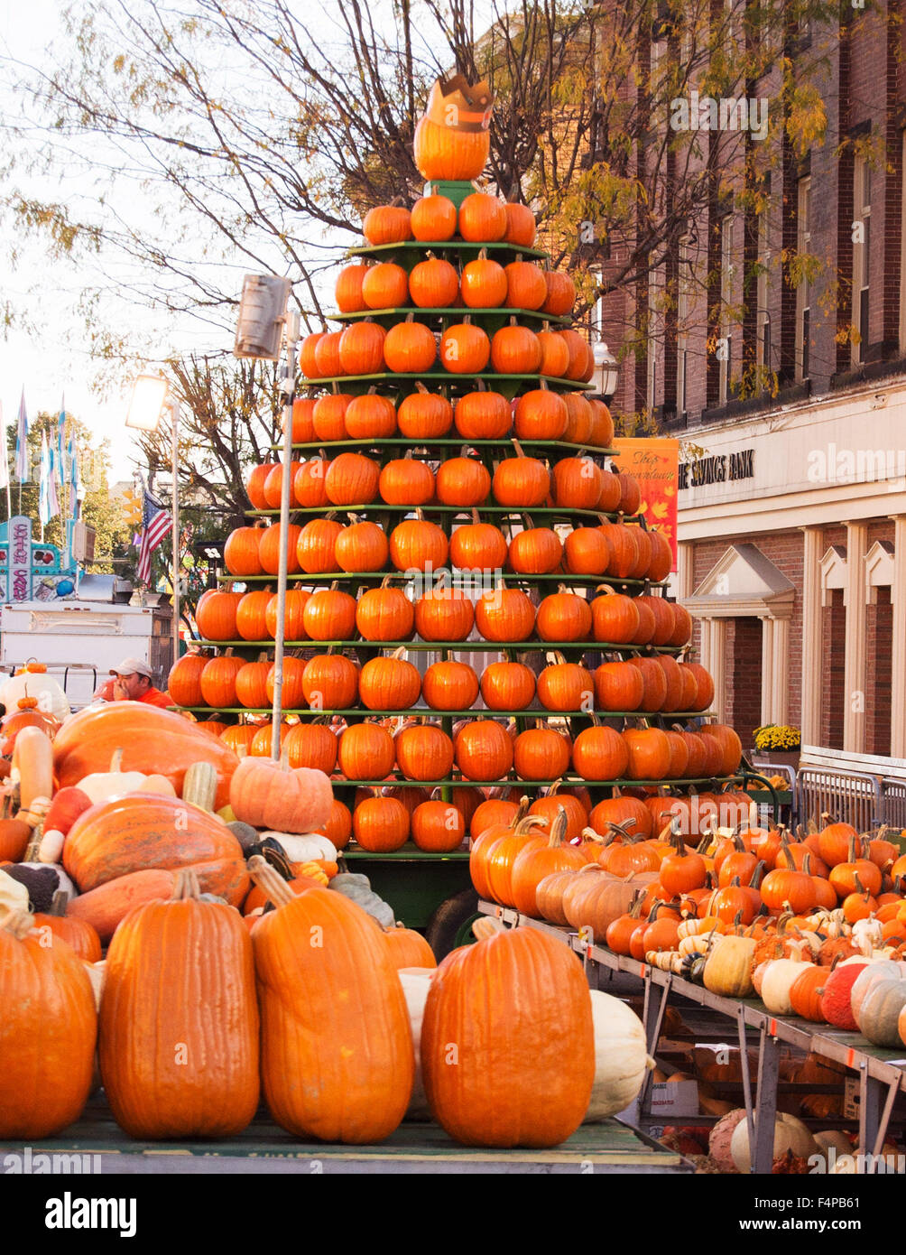 Circleville, Ohio, USA. 21 Oct, 2015. La pyramide de citrouille citrouilles dans 270 peuplements avec elle à la 109e assemblée annuelle Circleville Pumpkin Show à Circleville, Ohio. Credit : Brent Clark/Alamy Live News Banque D'Images