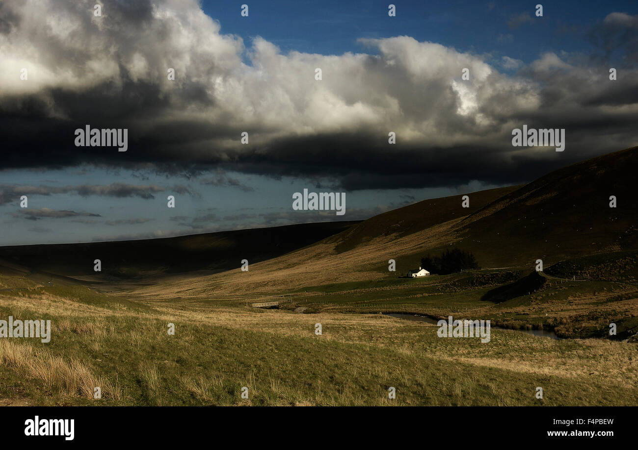 Elan valley, lone maison sur colline, grand nuage dans le ciel. Banque D'Images