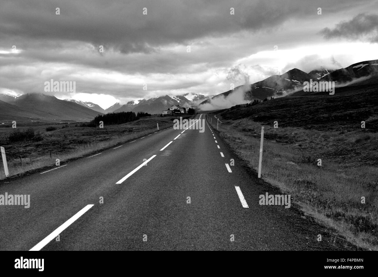 L'Islande, l'Islandais, de Terre de Feu et de glace, les grands espaces, longue route noir et blanc Banque D'Images
