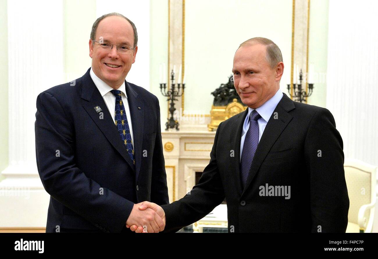 Le président russe Vladimir Poutine rencontre le Prince Albert II de Monaco à la suite de la cérémonie d'ouverture du 1er Forum des olympiens, 21 octobre 2015 à Moscou, Russie. Banque D'Images