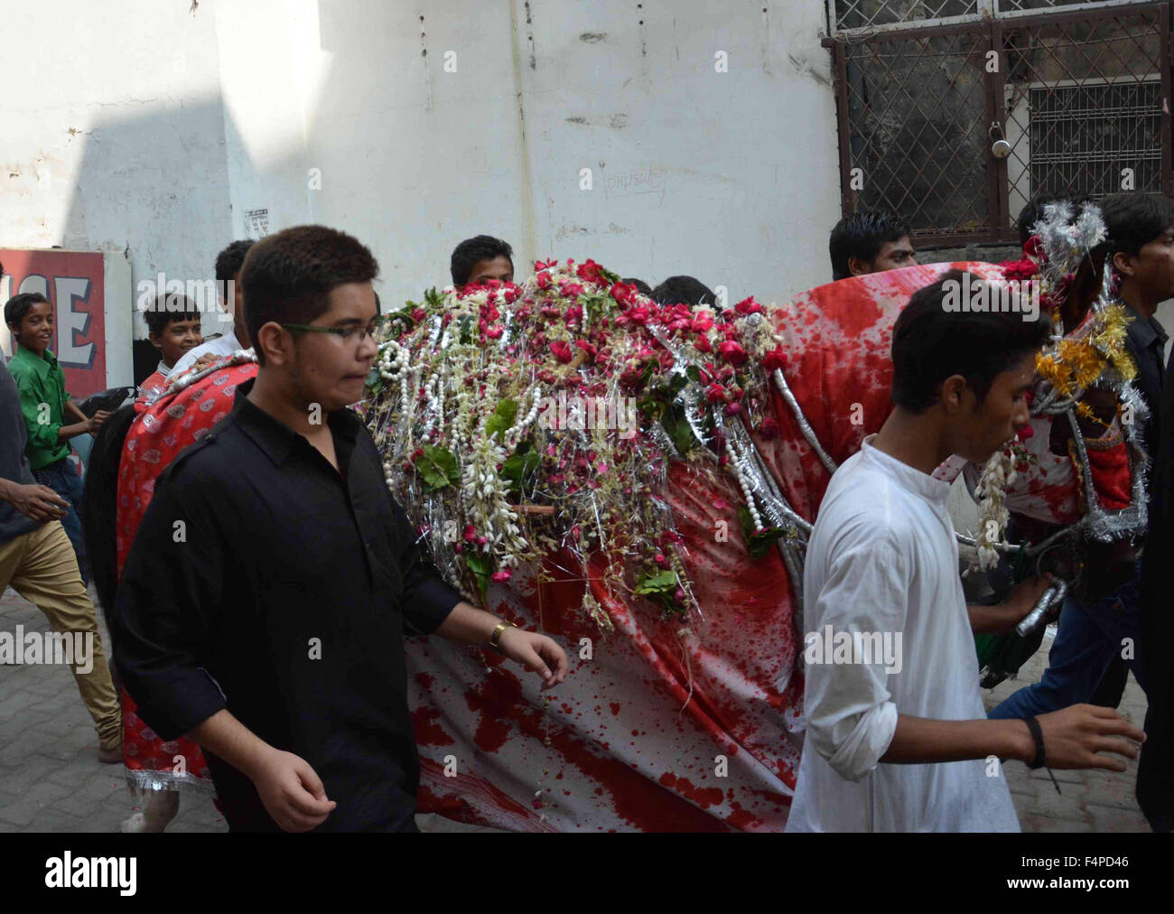 Allahabad, Inde. 21 Oct, 2015. Les dévots indiens Musulmans chiites prennent part à l'auto-flagellation rituelle lors d'une procession Muharram le 7ème jour de Mouharram à Allahabad. Credit : Prabhat Kumar Verma/Pacific Press/Alamy Live News Banque D'Images