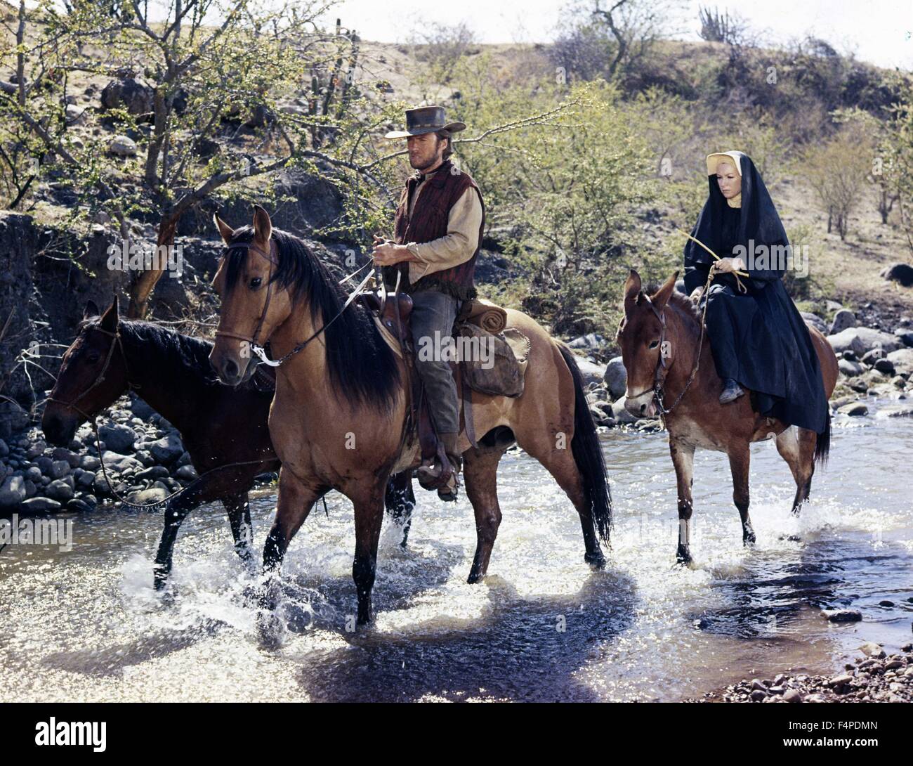 Clint Eastwood, Shirley MacLaine / deux mules pour Sœur Sara 1970 réalisé par Don Siegel Banque D'Images