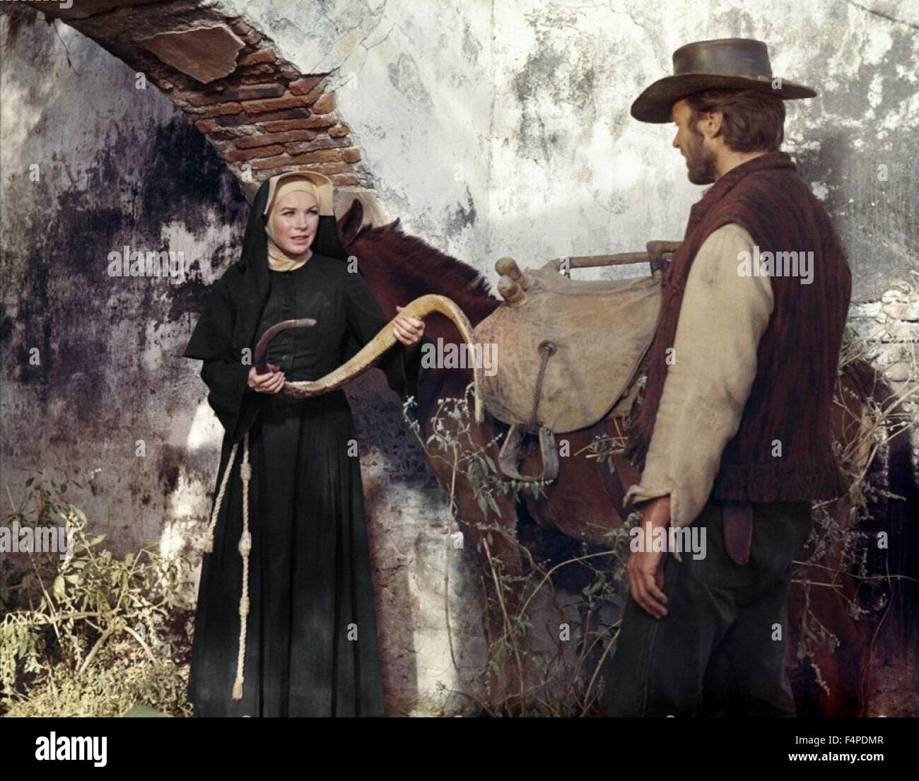 Clint Eastwood, Shirley MacLaine / deux mules pour Sœur Sara 1970 réalisé par Don Siegel Banque D'Images