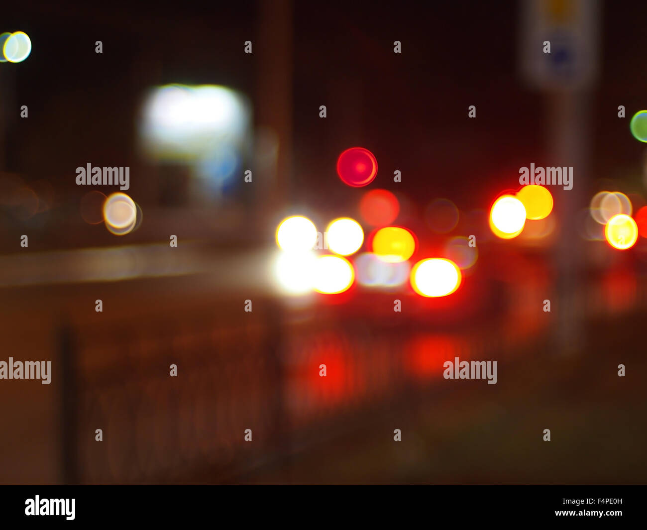 Résumé des lumières colorées de la ville nocturne. Image floue de la lumière de l'éblouissement des phares, feux de circulation et windows pour u Banque D'Images