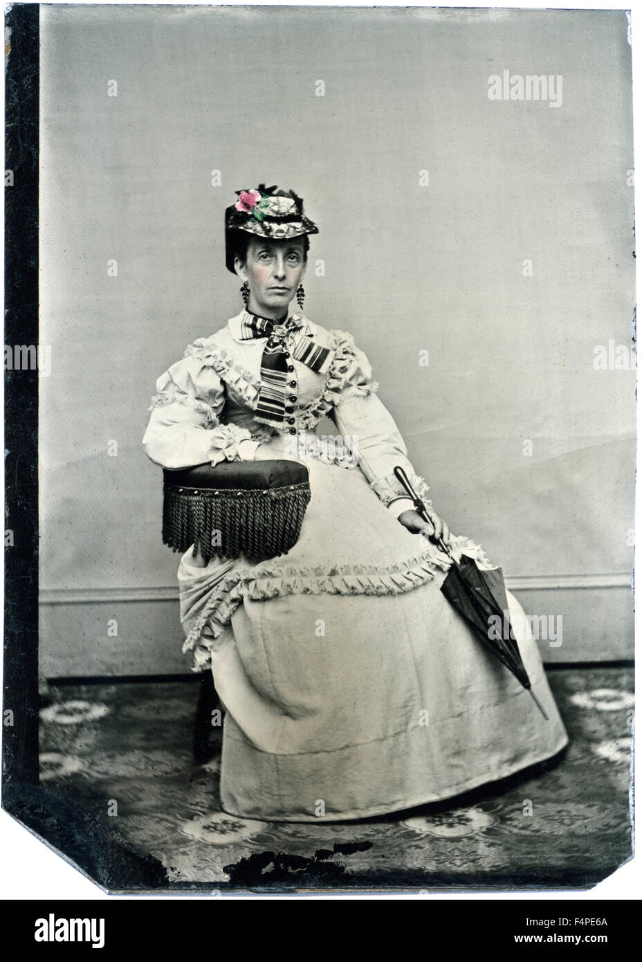 Portrait de femme adulte assis portant un chapeau et tenant un parasol,  Hand-Colored Tintype, vers 1870 Photo Stock - Alamy