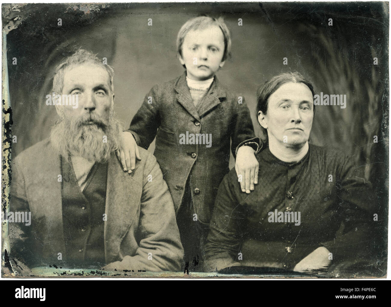 Photographie Ferrotypie (Tintype) Originale USA Vers 1870 – Portrait De Famille – Avec Cadre