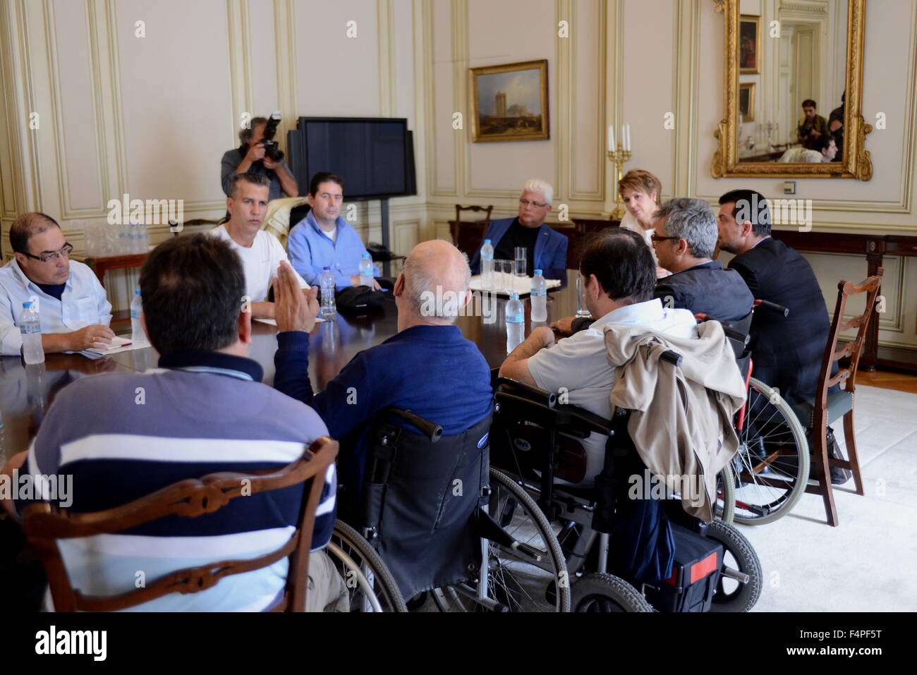 Athènes, Grèce. 21 Oct, 2015. Les discussions entre Olga Gerovasili, représentant du gouvernement grec avec délégation de personnes paraplégiques. Credit : Dimitrios Karvountzis/Pacific Press/Alamy Live News Banque D'Images