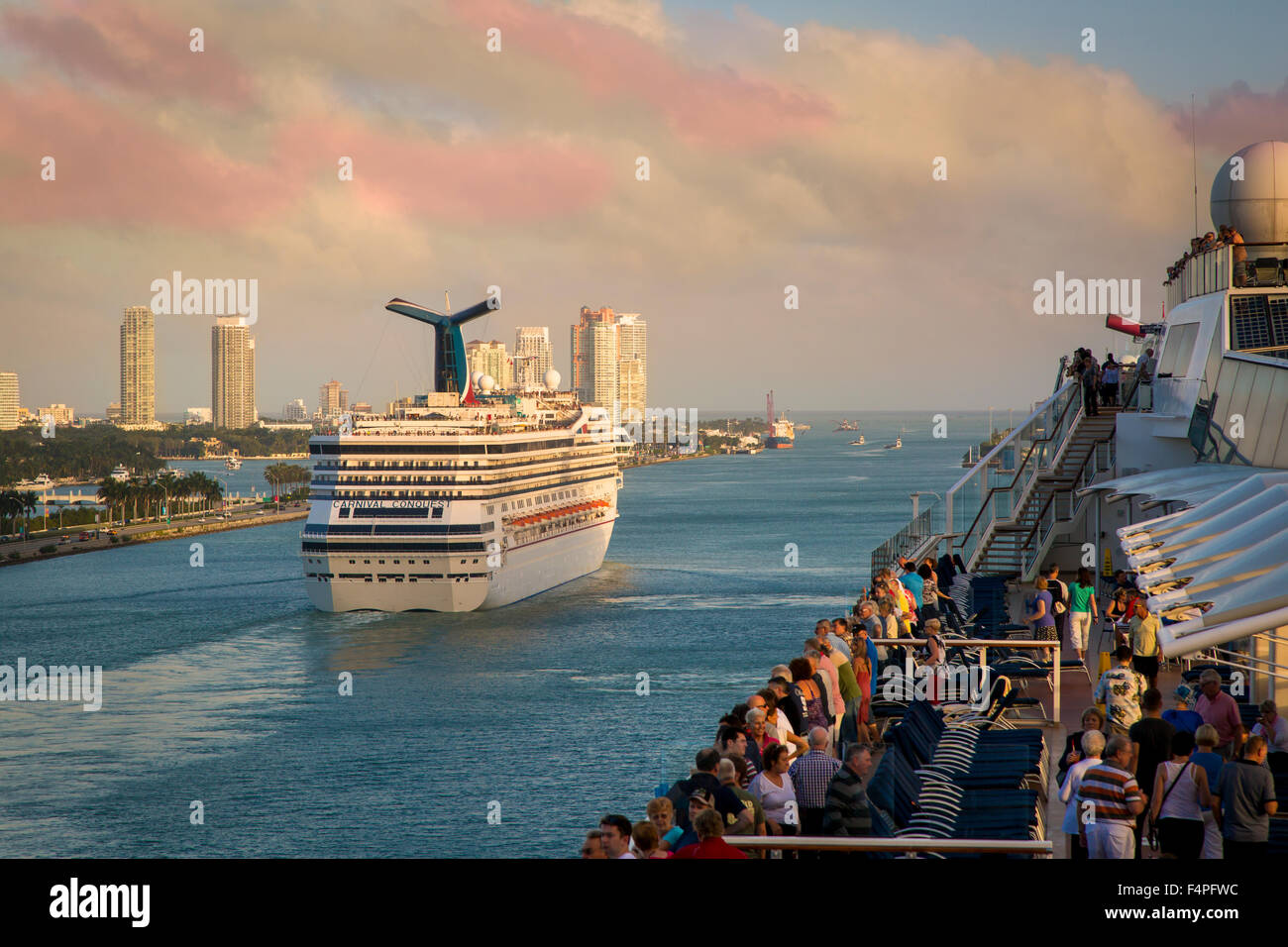 Carnival Conquest bateau de croisière de quitter le port de Miami, Floride, USA Banque D'Images